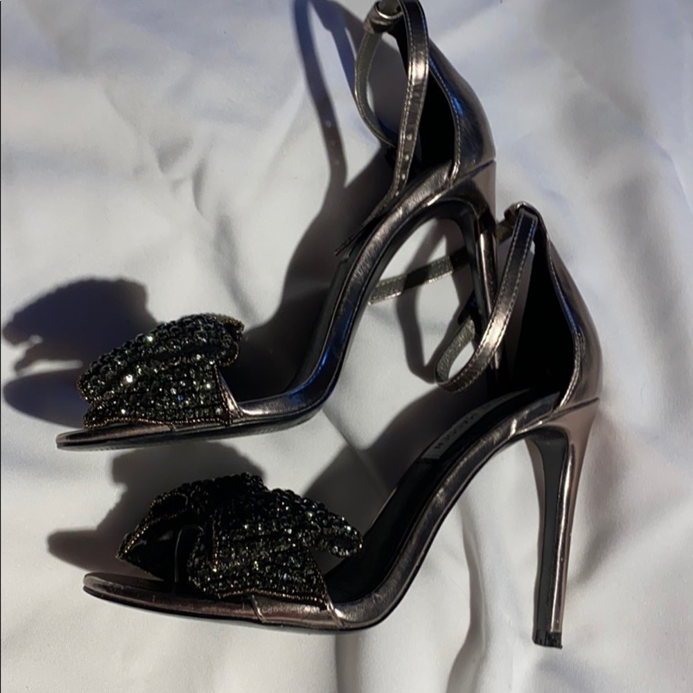 Steve Madden grey/black metallic color bow heels
